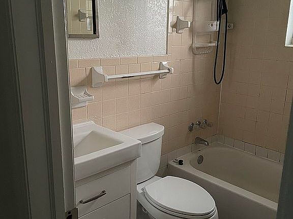 4th image of 508 Stanley Ave