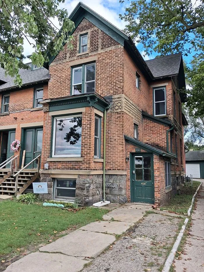 2 bed, 1.0 bath, $900 — Photo 2