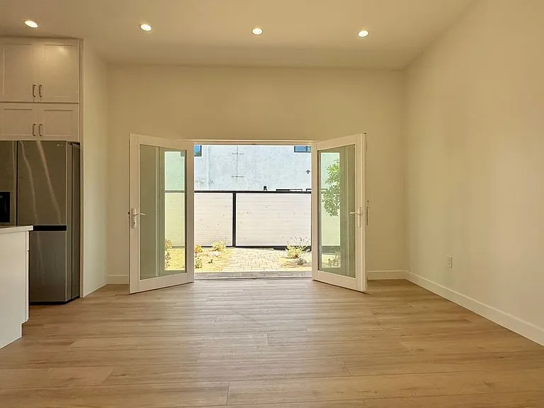 1135 Scofield Dr — Photo 2