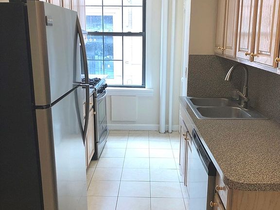 4th image of 175 W 76th St #2C1