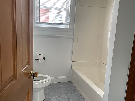 4th image of 166 Narragansett St #2