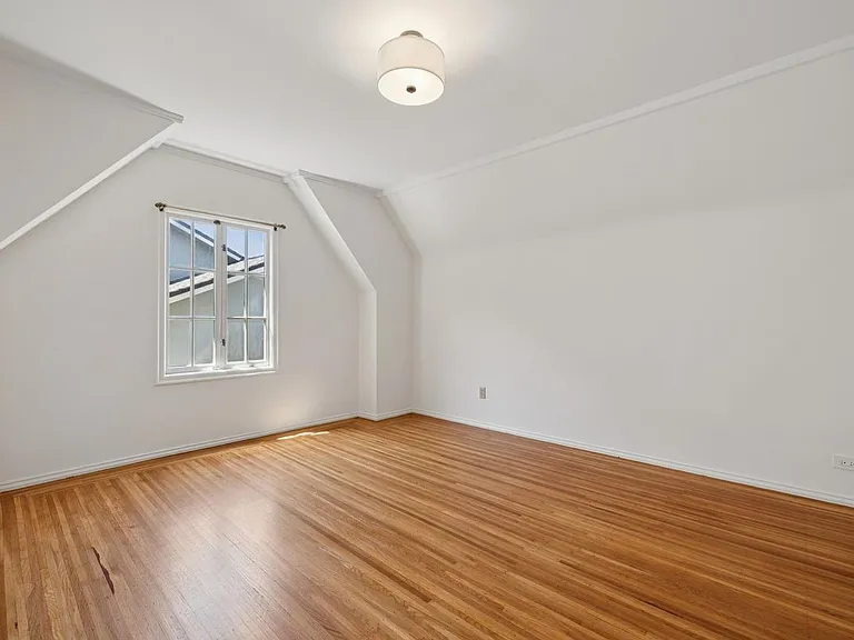 111 Windsor Ave — Photo 24