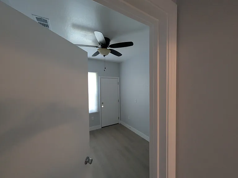 1423 Glenwood Dr — Photo 3
