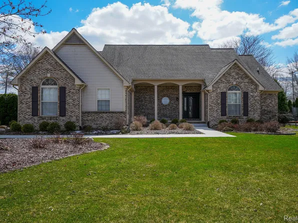 2385 Huntington Dr, Lake Orion, MI 48360