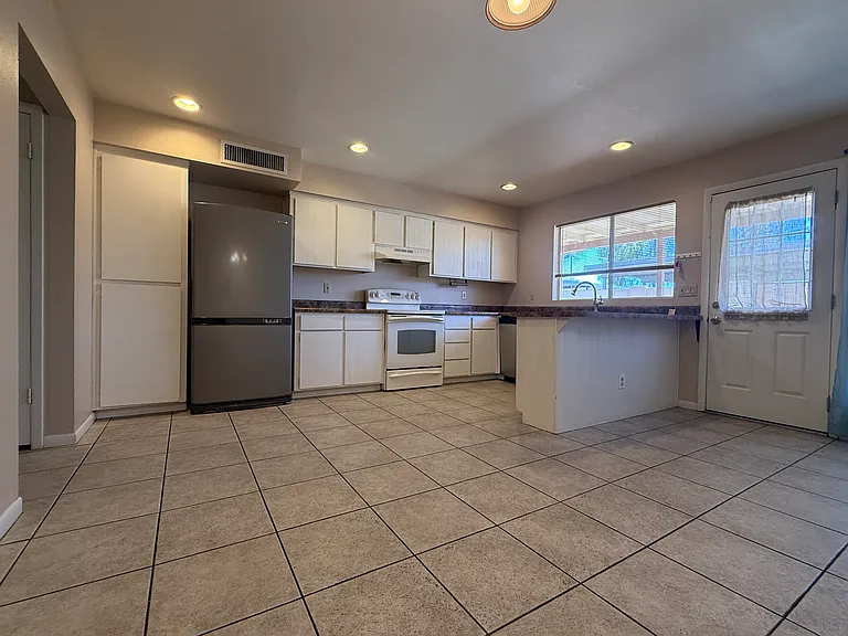 2231 W Fremont Dr — Photo 8