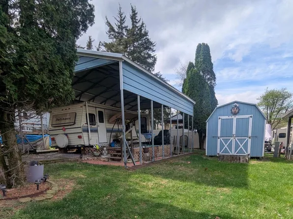 40 Neverglades Ave, Falling Waters, WV 25419