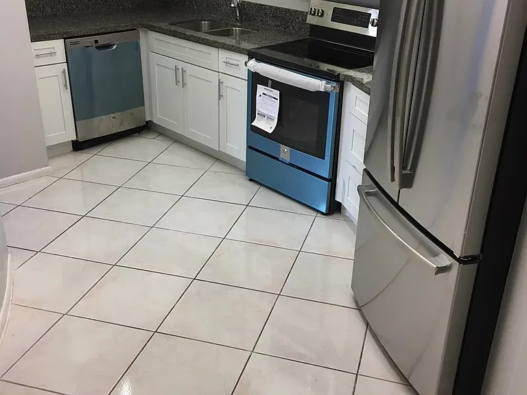 800 Parkview Dr #411 — Photo 11