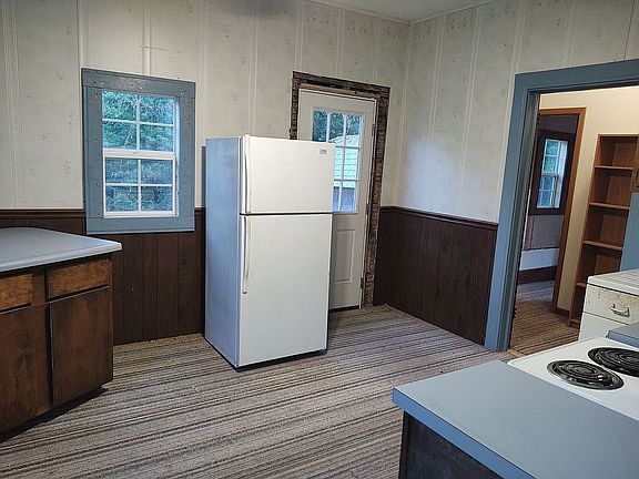 5th image of 740 Ann St