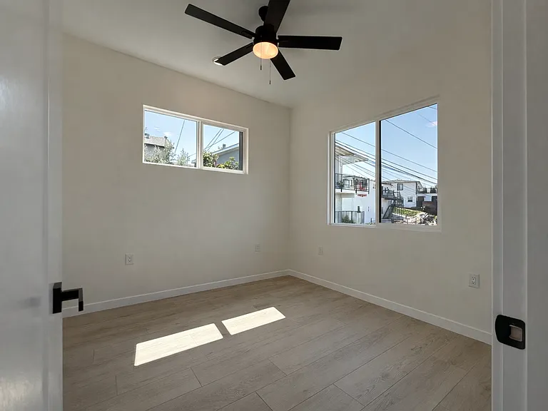 5527-33 Olvera Ave — Photo 23