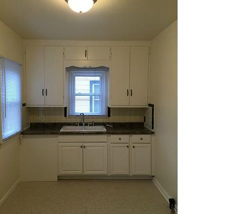 3rd image of 23721 Carlisle Ave