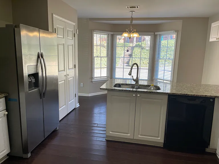 588 Parliament St — Photo 15