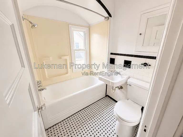 917 Oak St #2 — Photo 5
