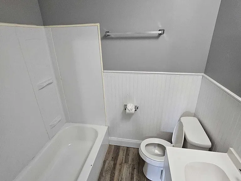 222 Pekin St — Photo 8