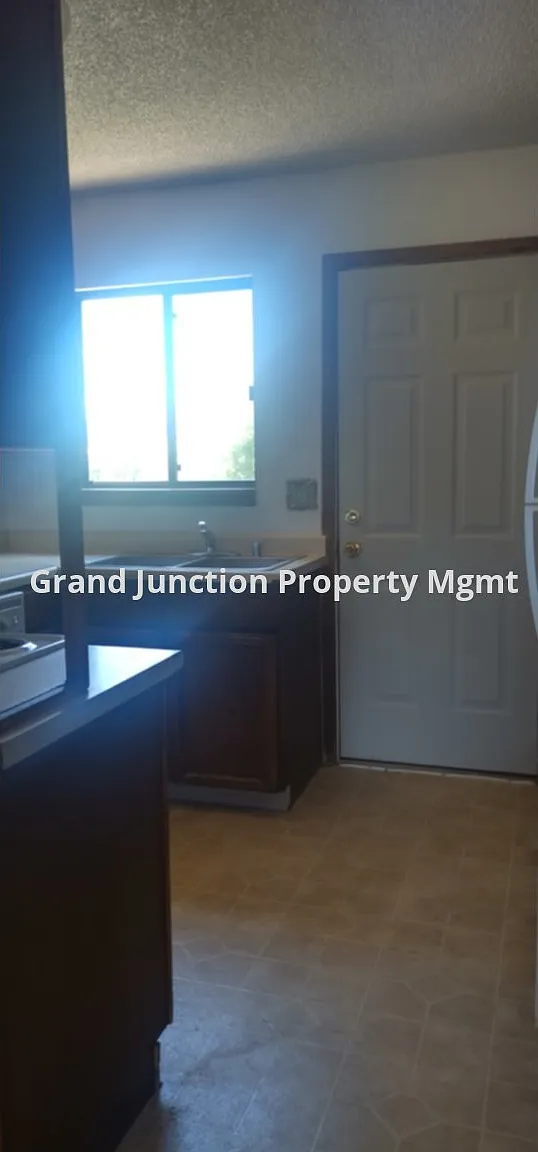 3 bed, 1.0 bath, $1,695 — Photo 4