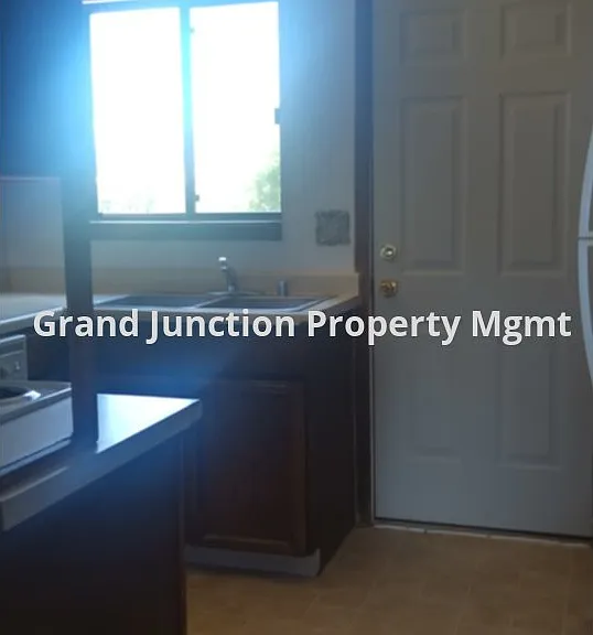 384 E Valley Cir #B — Photo 4