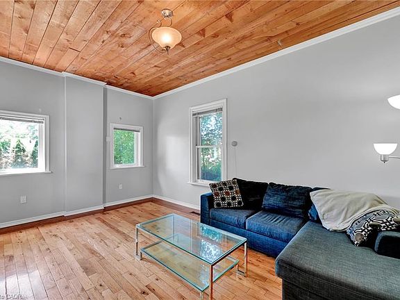 4th image of 318 Simcoe St
