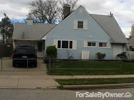 22 Silversmith Lane 5BR Home
						:
						Note sliding gate across front (closes off driveway if desired).