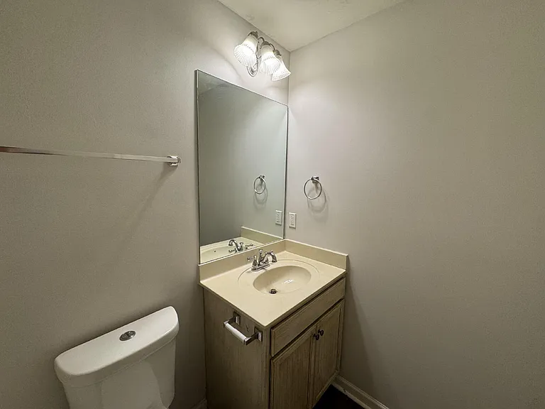 5901 Southwood Pkwy — Photo 8