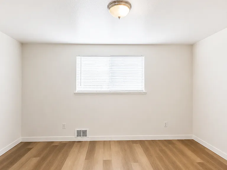 703 Woodford Ave N — Photo 18