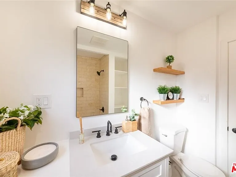 1435 W 71st St — Photo 13