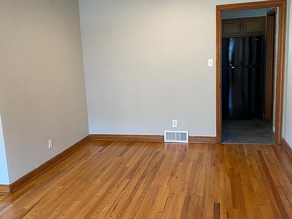 4th image of 421 1/2 Rosemont Ave #4