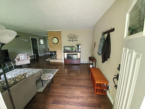 3rd image of 907 N Clarendon St