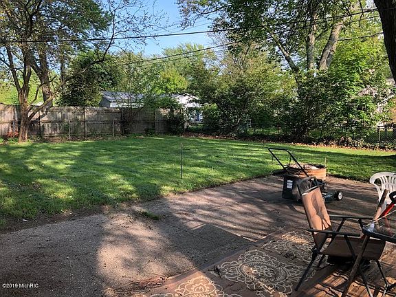 3rd image of 1519 W Summit Ave