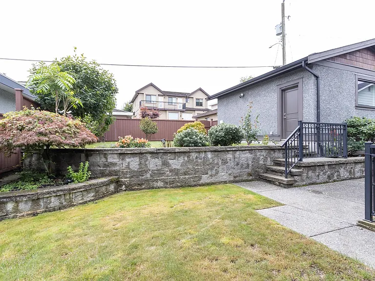 4152 Hazelwood Cres — Photo 15
