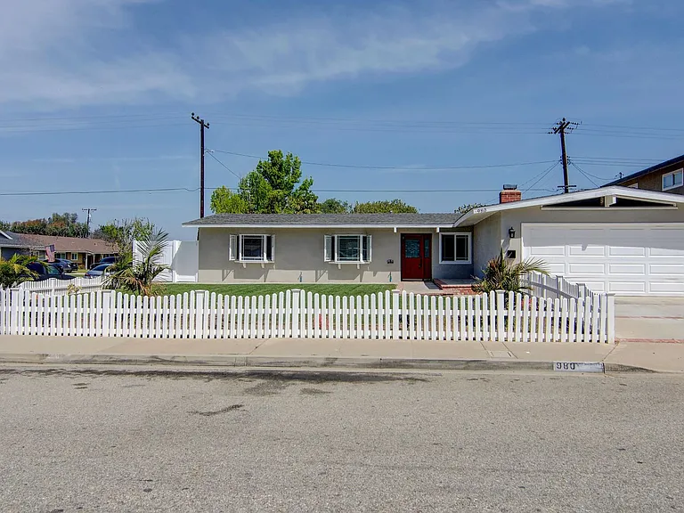 980 Presidio Dr — Photo 2