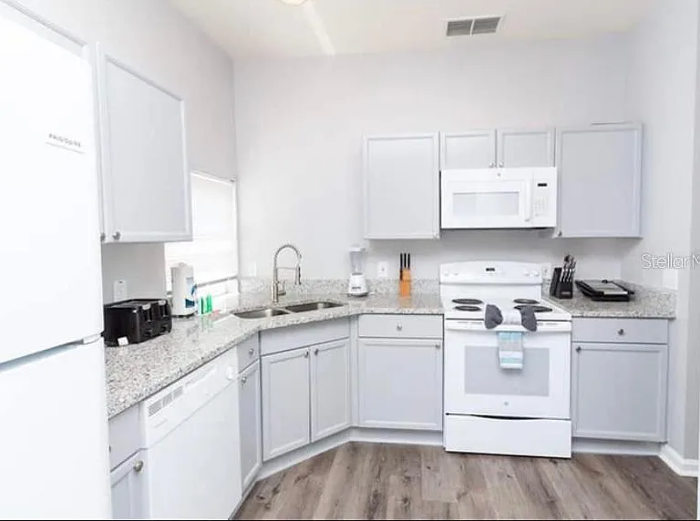 8121 Fan Palm Way — Photo 11