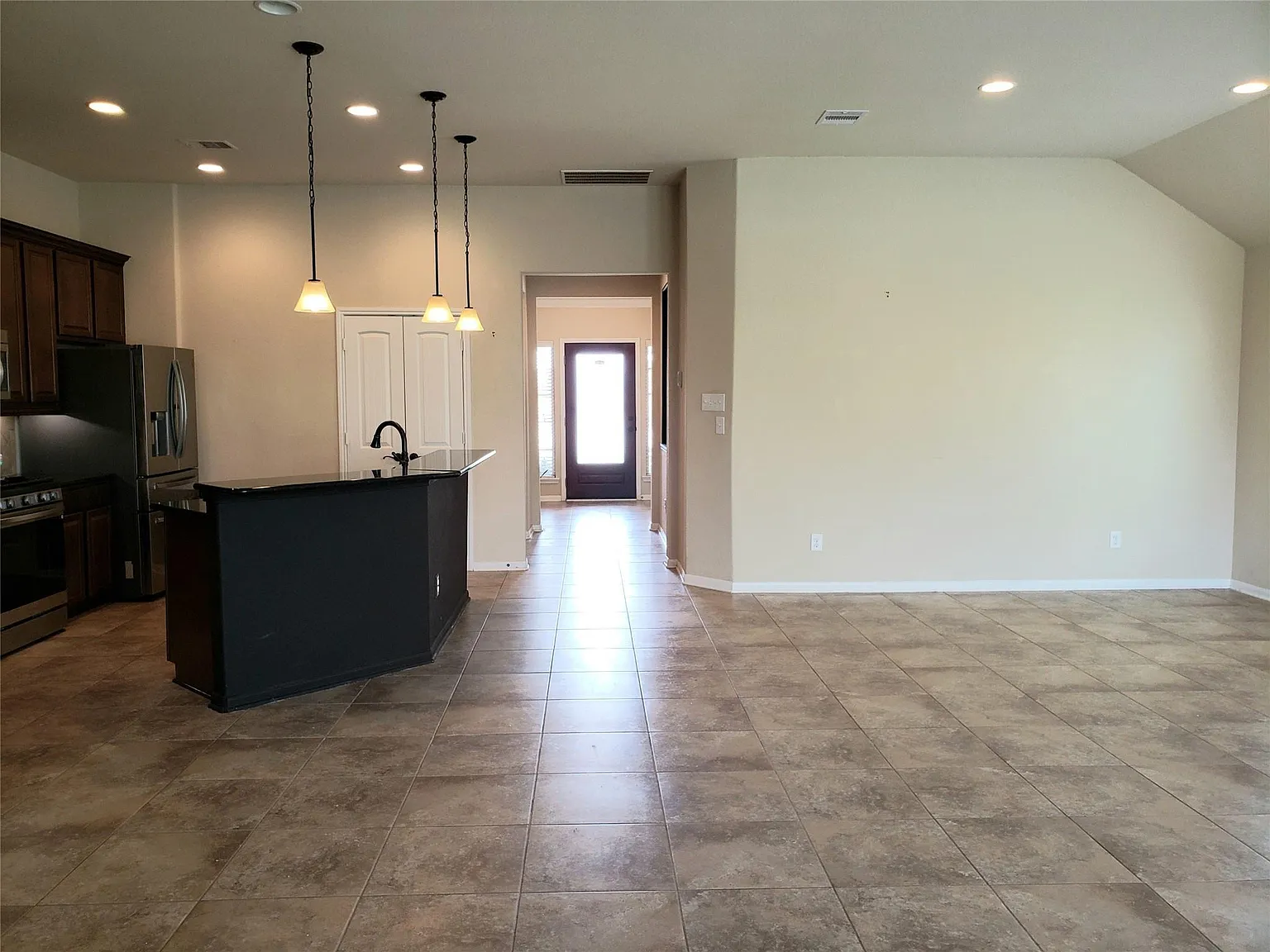 3 bed, 2.0 bath, 1737 sqft, $2,300 — Photo 4