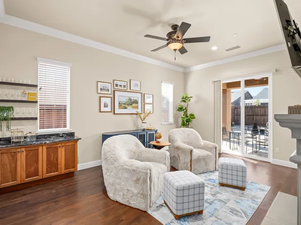 2086 Highland Ave, Clovis, CA 93619