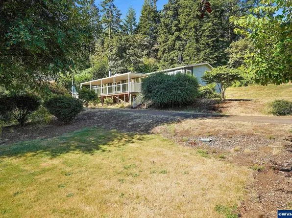 445 6th St, Scotts Mills, OR 97375