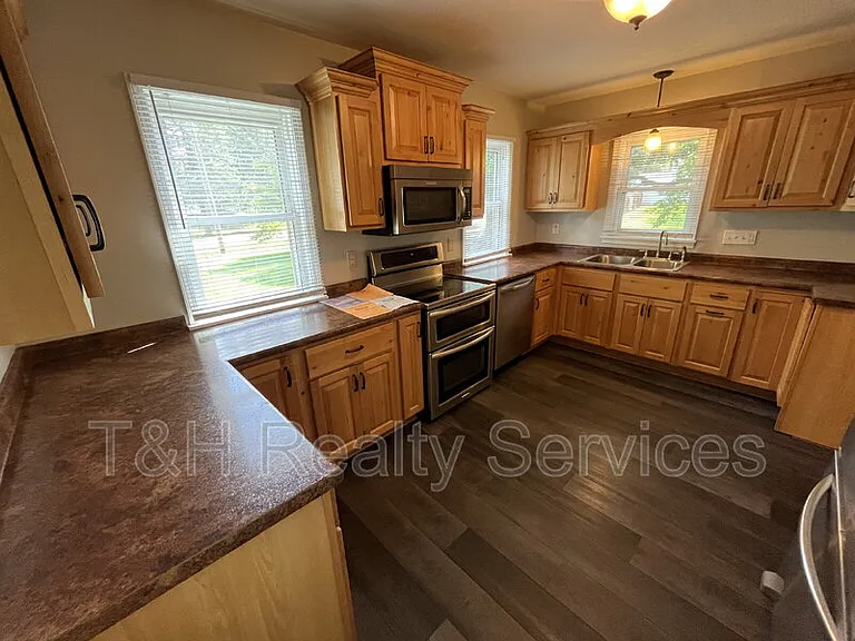 2920 E 5th St — Photo 6