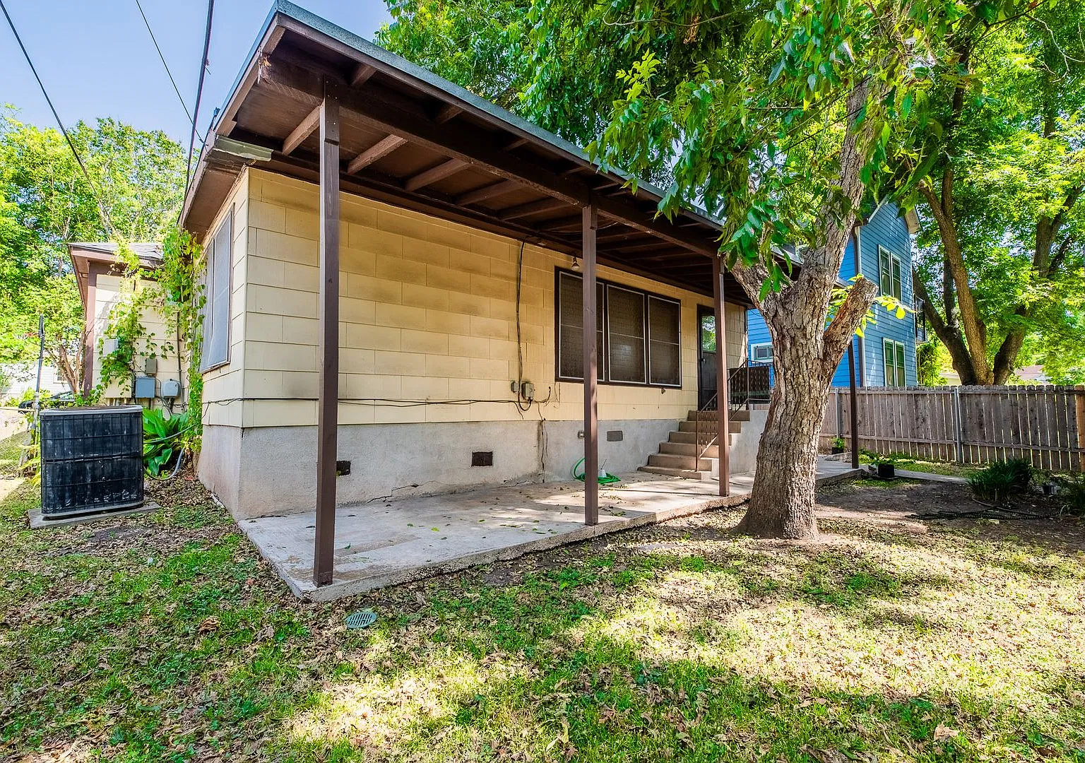 4704 Evans — Photo 1