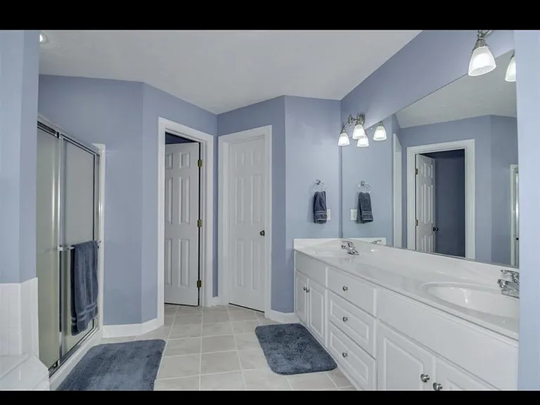 646 Surrey Ln — Photo 15