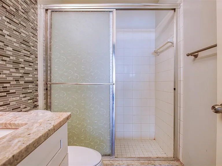 2390 Bentley Dr — Photo 33