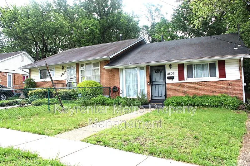 3 bed, 1.5 bath, 1976 sqft, $2,150 — Photo 2
