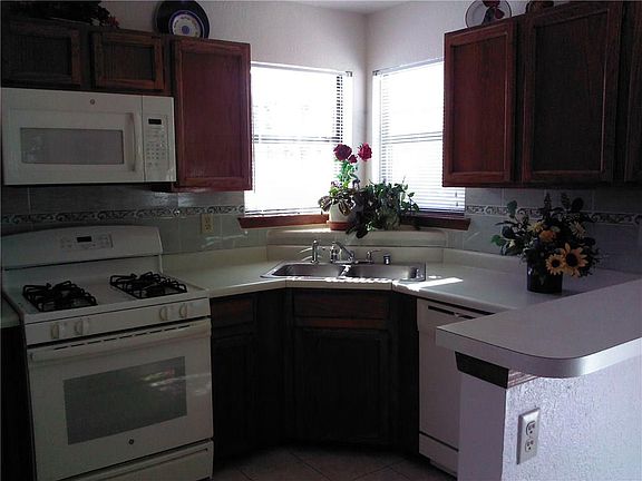 3rd image of 945 Chiricahua Dr