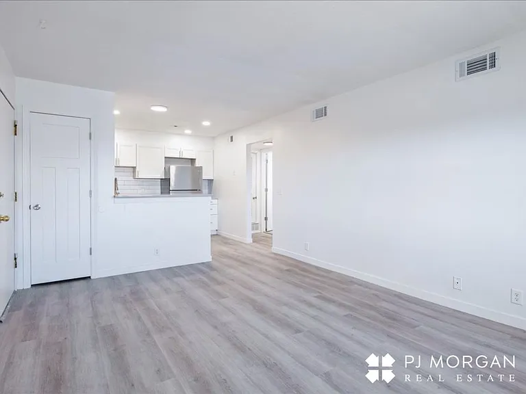 Fernshire Apartments — Photo 37
