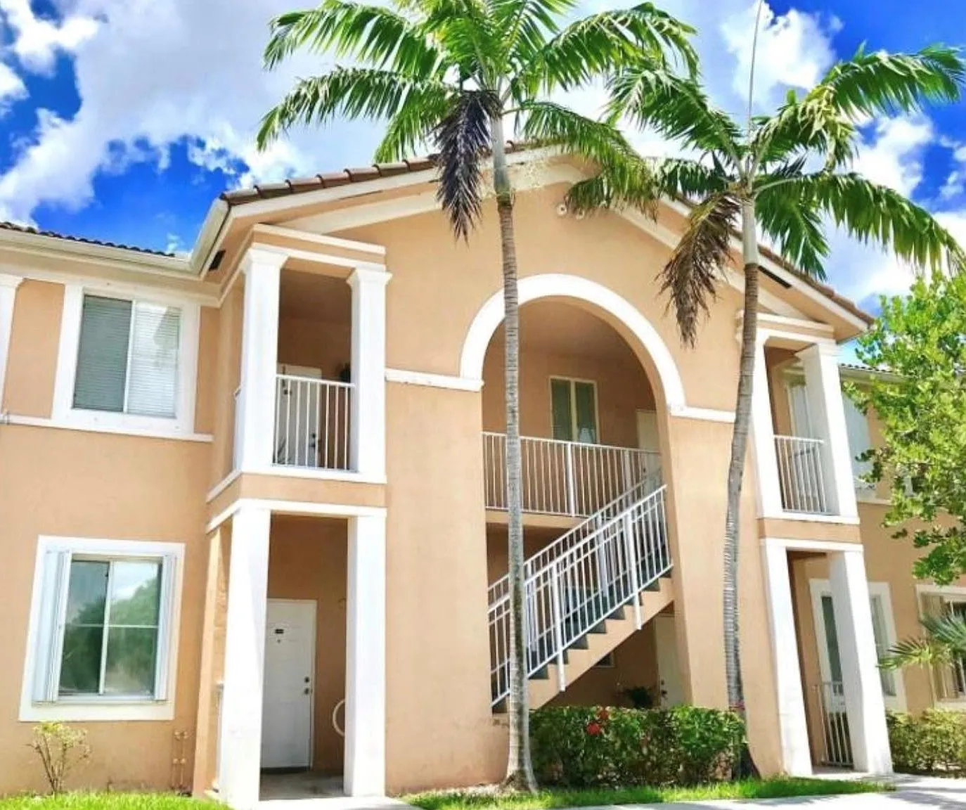 2 bed, 967 sqft, $2,300 — Photo 1