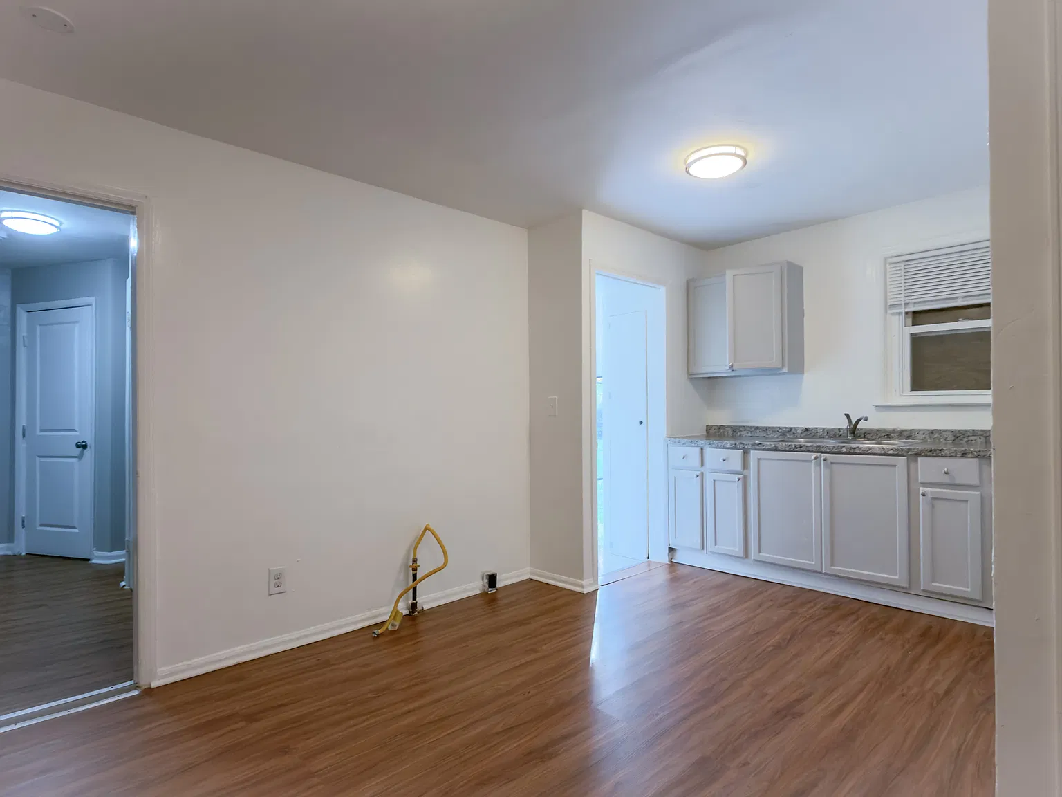 3 bed, 1003 sqft, $1,300 — Photo 2