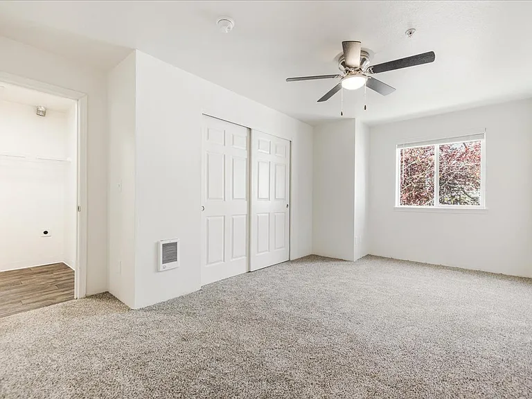 Foster Plaza Apartments — Photo 14