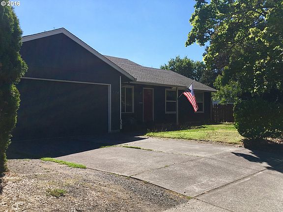 3rd image of 574 SE 32nd Ave