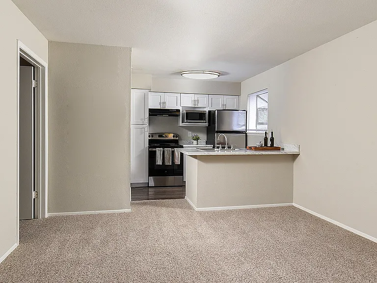 Cricket Hollow Apartments — Photo 16