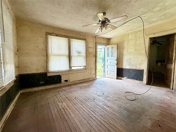 2nd image of 702 W Nettie Ave