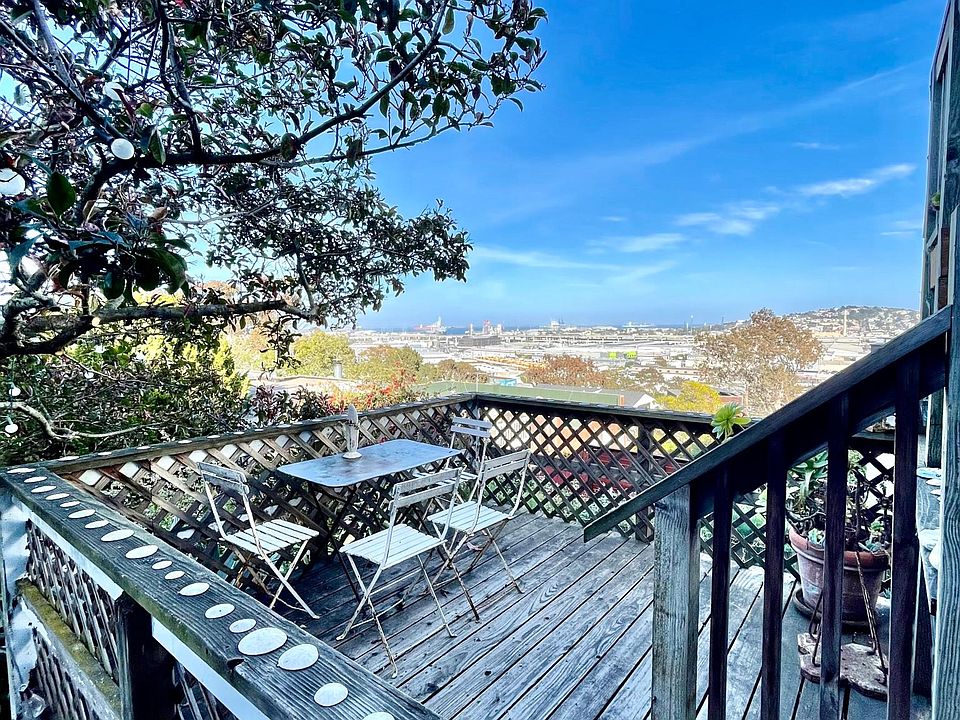 The deck, sunsets are spectacular from here, views over the city out to the Bay, Mount Diablo and the Berkeley hills. The deck is protected from the wind, gets sun most of the day, seats 6 & is shared with the downstairs tenants.