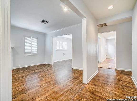 4th image of 233 Calumet Pl
