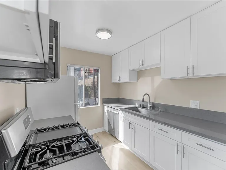 531 W Hyde Park Blvd #14 — Photo 6