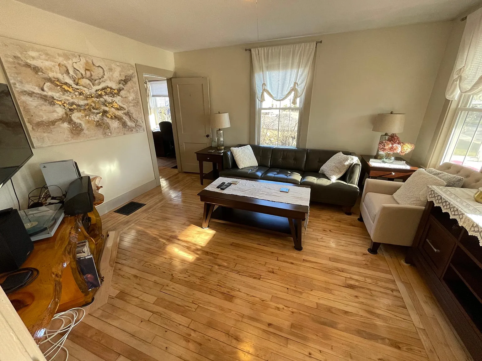 3 bed, 1200 sqft, $2,800 — Photo 3